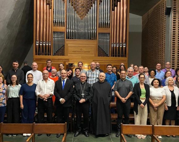 A beleza da Missa Cantada: Dom Ricardo Hoepers grava os cantos da Missa de acordo com a 3ª edição típica do Missal Romano
